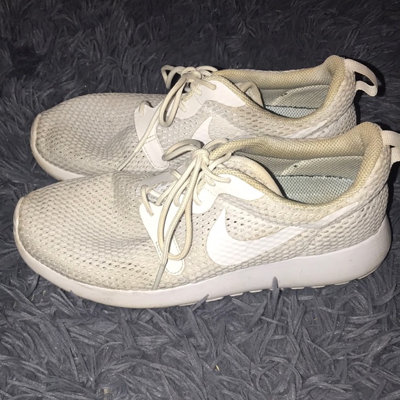 white roshes nike